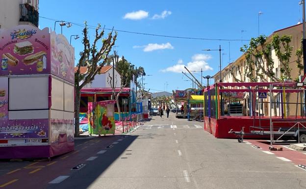 Imagen principal - Atracciones instaladas en el barrio Cruz del Río. 