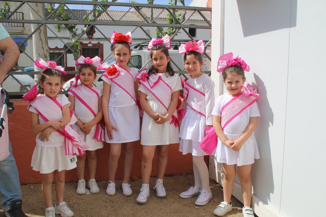 El Barrio Cruz del Río acogió el Festival de Mayas y Cruces con éxito de participación. 