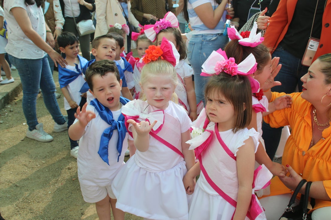 El Barrio Cruz del Río acogió el Festival de Mayas y Cruces con éxito de participación. 