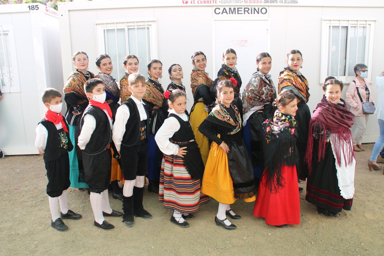 El Barrio Cruz del Río acogió el Festival de Mayas y Cruces con éxito de participación. 