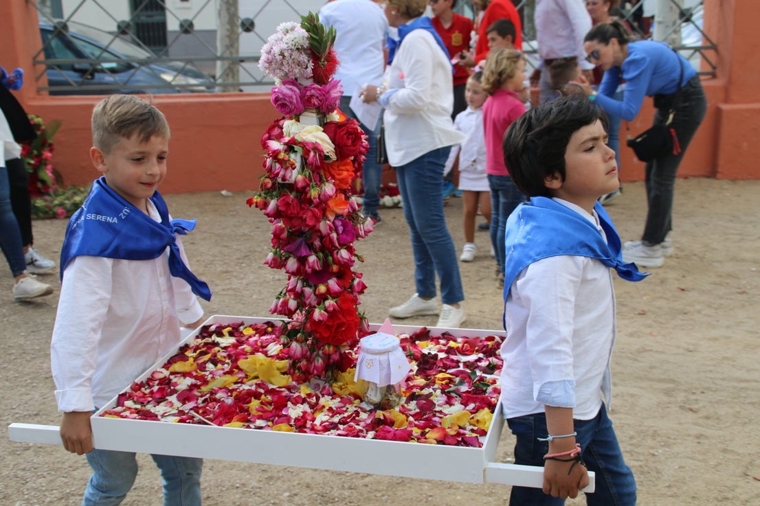 El barrio Cruz del Río acogió el Festival de Cruces y Mayas con éxito de participación. 