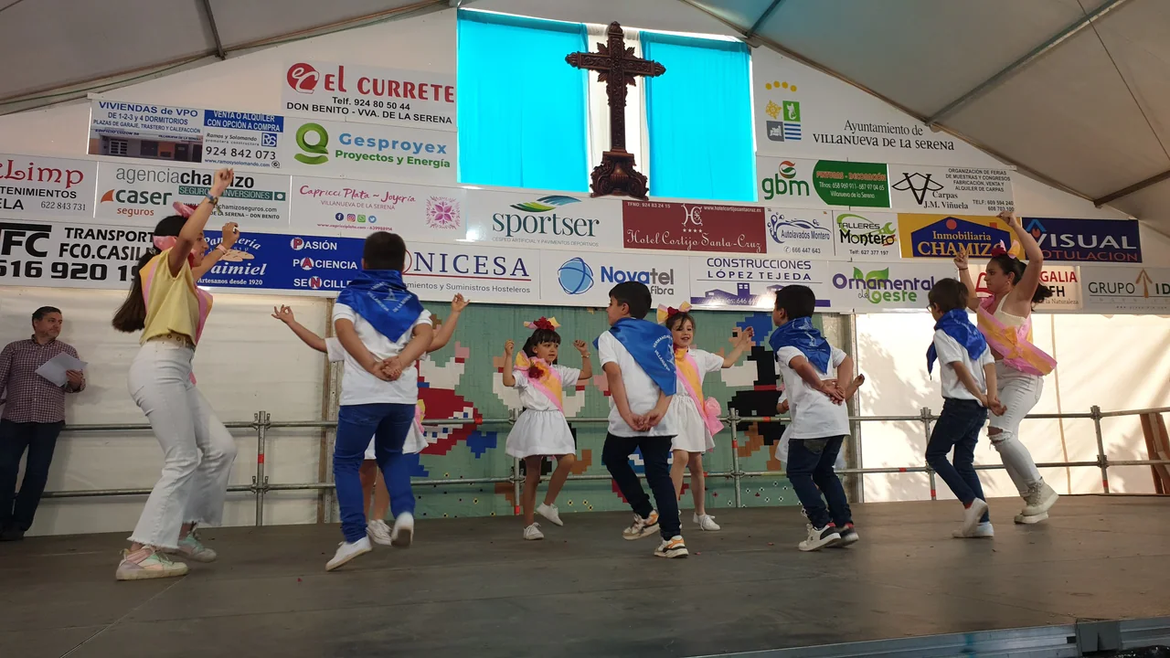 El barrio Cruz del Río acogió el Festival de Cruces y Mayas con éxito de participación. 