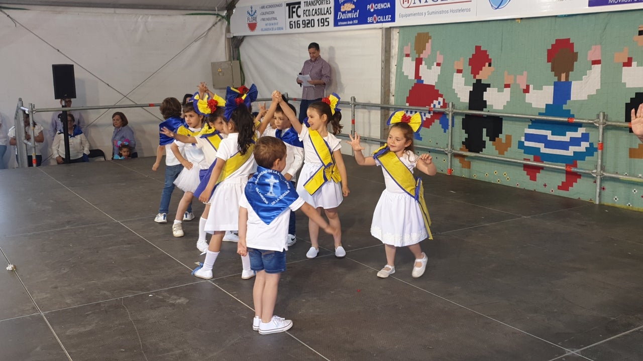 El Barrio Cruz del Río acogió el Festival de Mayas y Cruces con éxito de participación. 