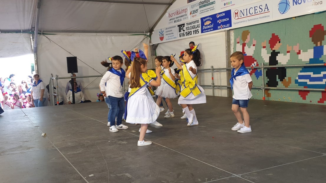 El Barrio Cruz del Río acogió el Festival de Mayas y Cruces con éxito de participación. 