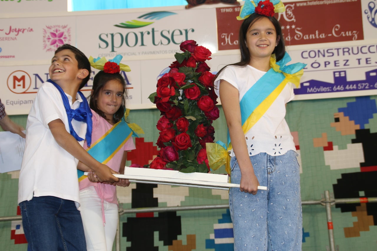 El Barrio Cruz del Río acogió el Festival de Mayas y Cruces con éxito de participación. 