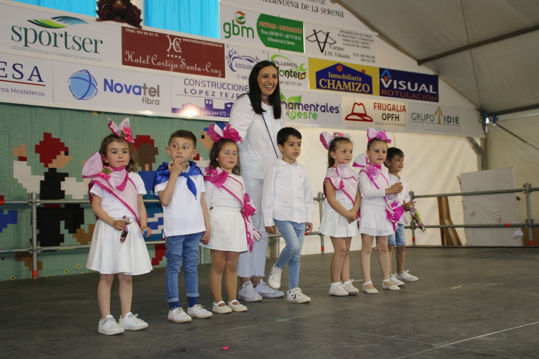 El Barrio Cruz del Río acogió el Festival de Mayas y Cruces con éxito de participación. 