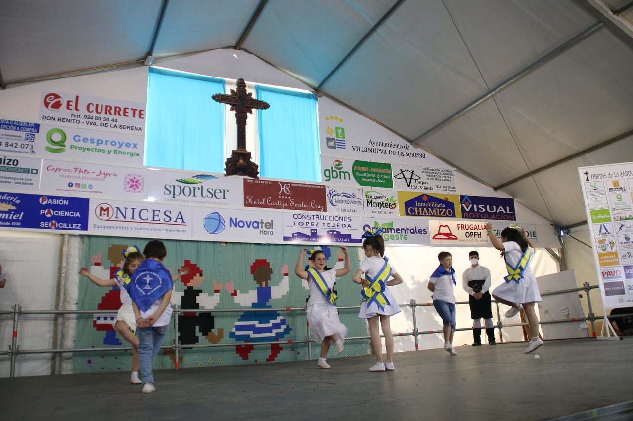 El Barrio Cruz del Río acogió el Festival de Mayas y Cruces con éxito de participación. 