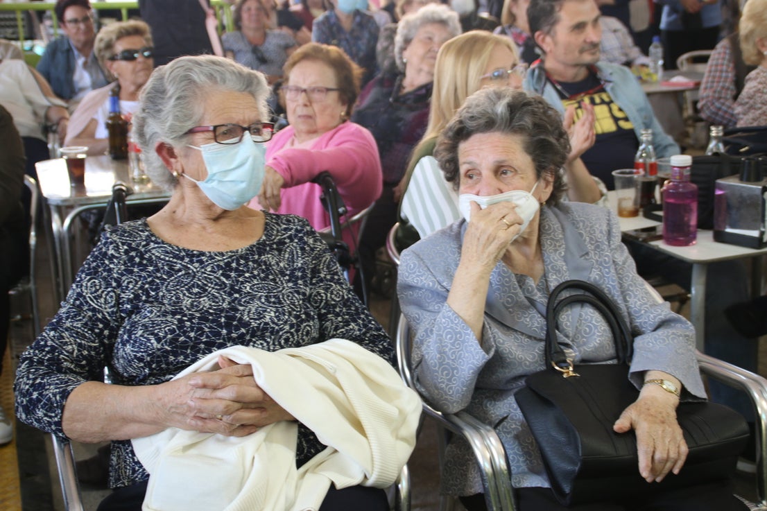 El Barrio Cruz del Río acogió el Festival de Mayas y Cruces con éxito de participación. 