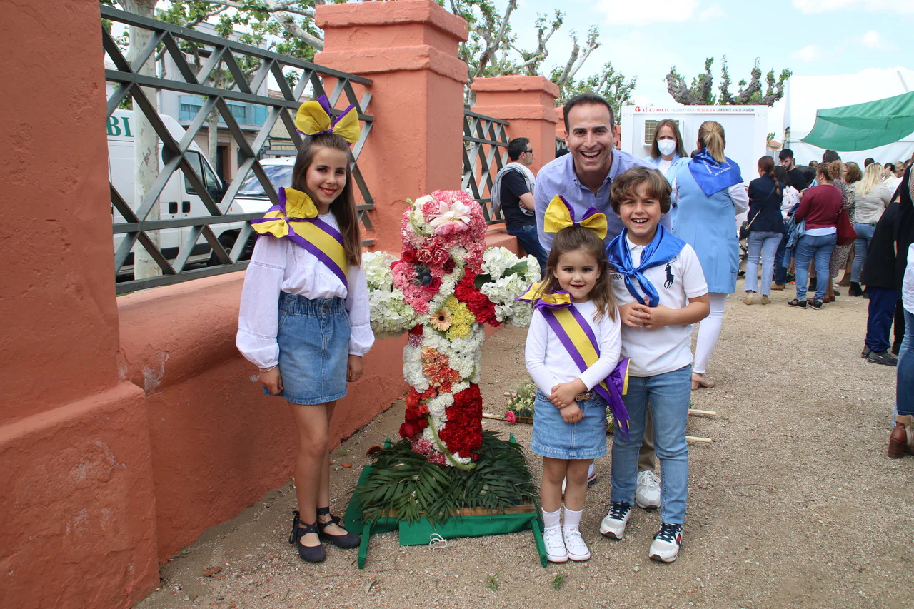 El Barrio Cruz del Río acogió el Festival de Mayas y Cruces con éxito de participación. 