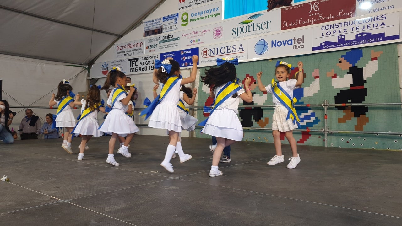 El Barrio Cruz del Río acogió el Festival de Mayas y Cruces con éxito de participación. 