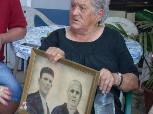 Guillermina muestra la foto de su padre, Francisco Gil Mera. 