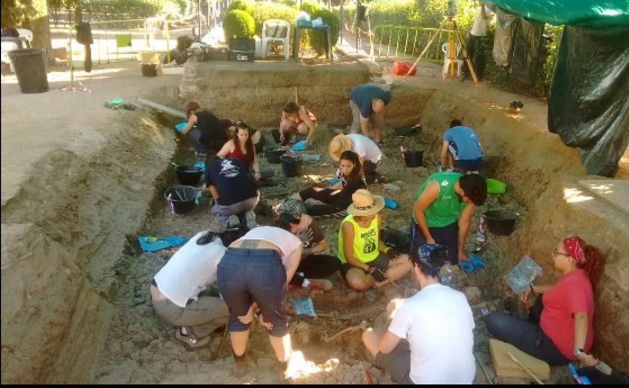 Trabajos en la fosa común del cementerio de Villanueva en 2016. 