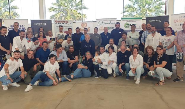 Imagen principal - Celebración del acto de entrega de la Miga de Oro de Extremadura 2022. 