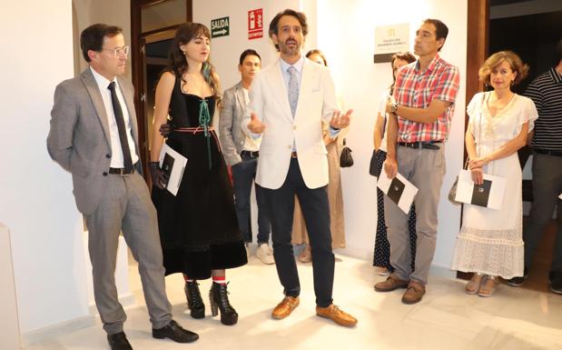 Eduardo Acero explica algunas de sus piezas a los asistentes. 