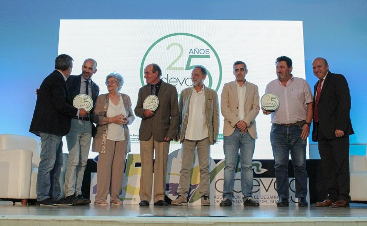 Entrega de menciones durante el acto de celebración del aniversario de Adevag. 