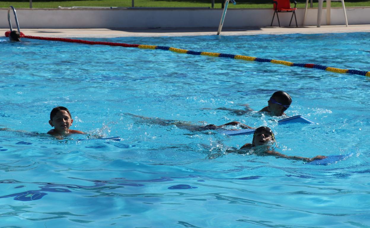 Un grupo de niños practica natación en la piscina de Villanueva de la Serena. 