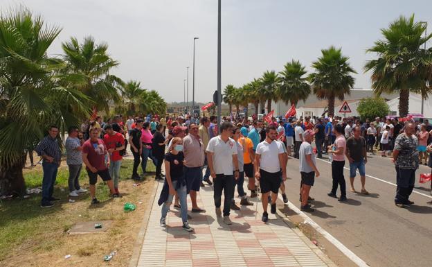 Los manifestantes a la entrada de Zurbarán. 
