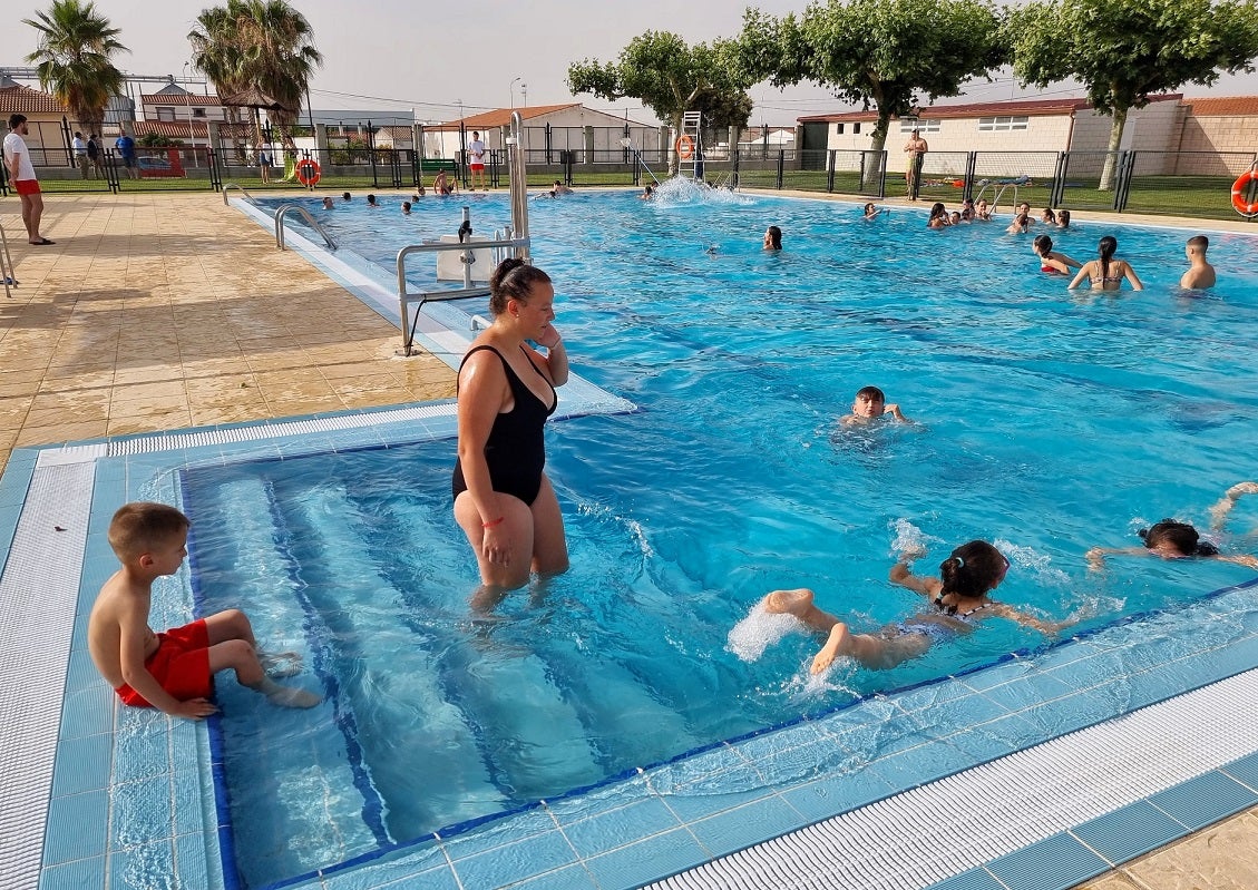 Zurbarán renueva su piscina y se la dedica al exalcalde Teodoro Cruz