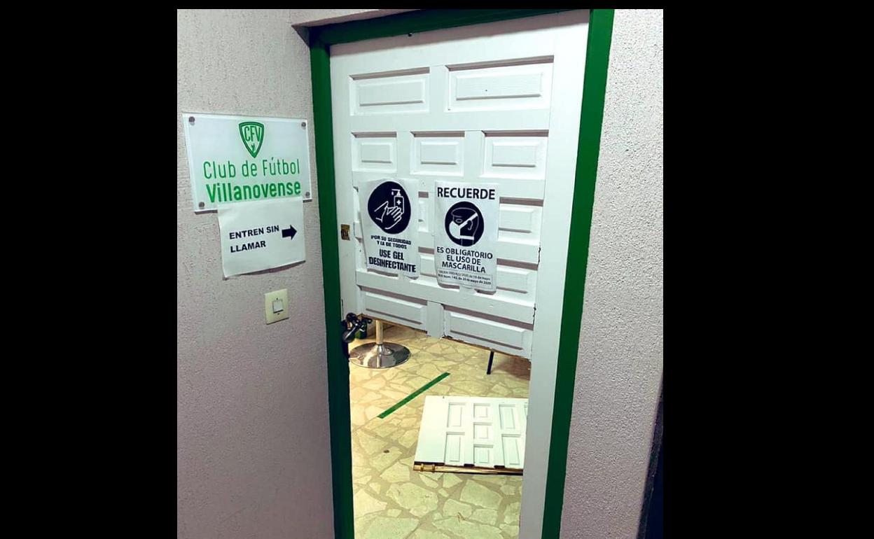 Daños causados para acceder a la sede del C.F. Villanovense. 
