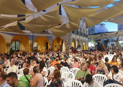 Imagen secundaria 1 - El primer día de Festival de Teatro en la Calle el público respondió llenando la Plaza de España. 