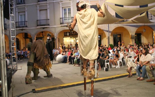 Imagen principal - El primer día de Festival de Teatro en la Calle el público respondió llenando la Plaza de España. 
