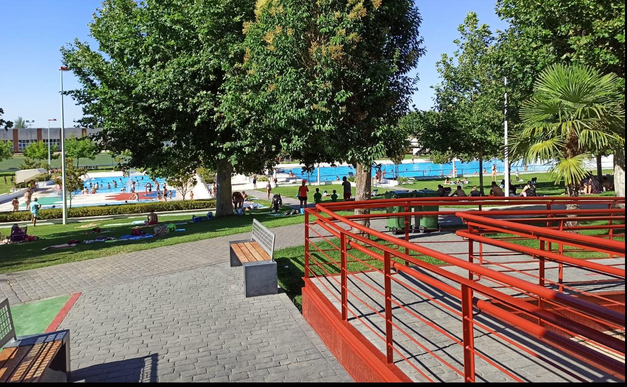 La piscina de verano se anima durante el fin de semana. 