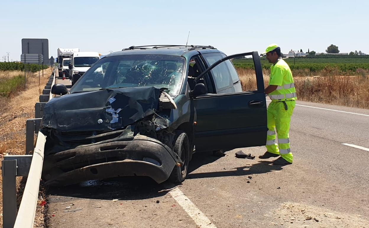 Uno de los vehículos implicados en el accidente cerca de Valdivia. 