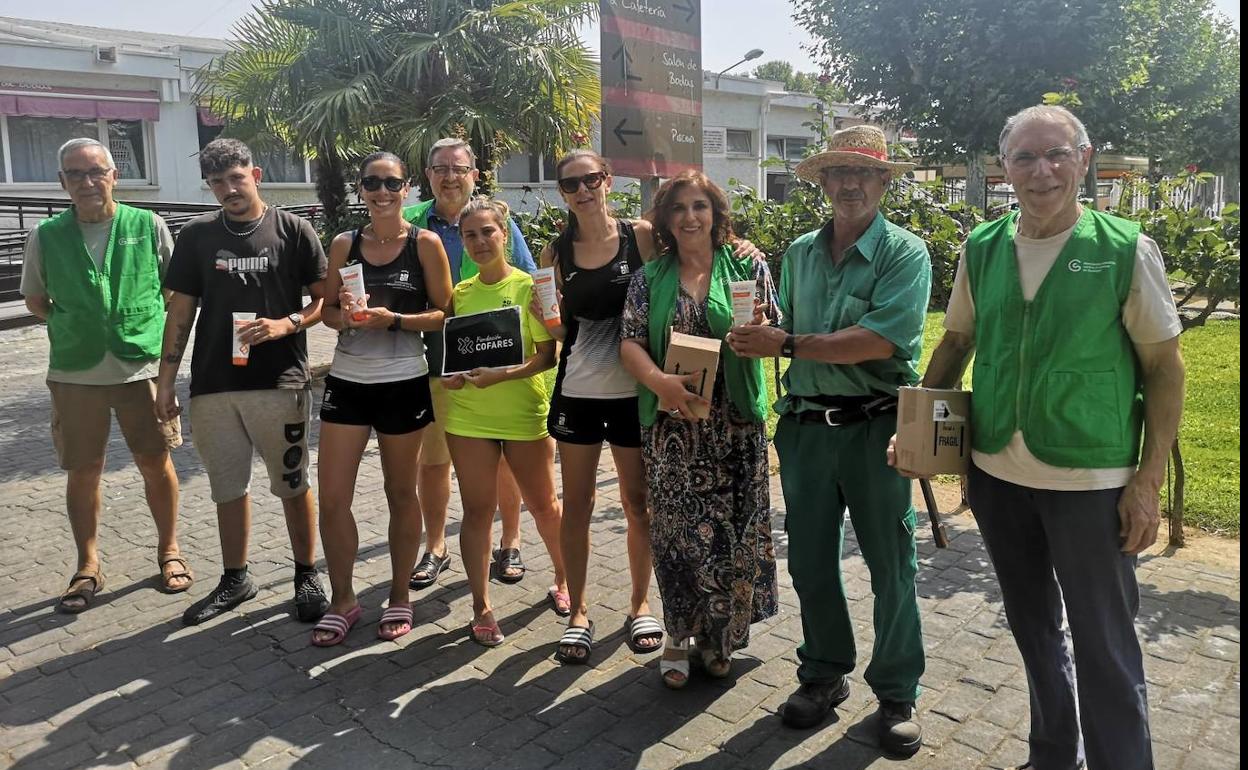 Reparto de cremas solares entre los trabajadores municipales. 