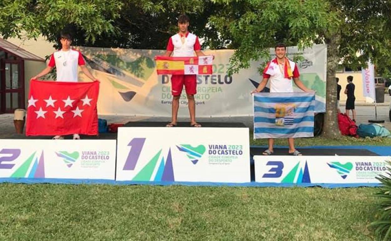 Carlos Nieto, en el tercer cajón, con la bandera de Villanueva de la Serena. 