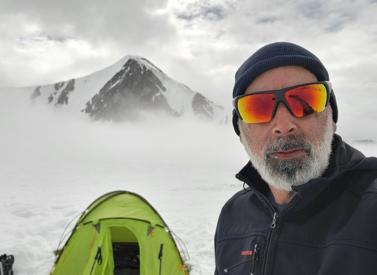 Imagen secundaria 1 - Vistas desde una de las paradas en la subida (1). Tienda de campaña que colocaba para descansar (2). Las cosas necesarias eran arrastradas con el trineo. 