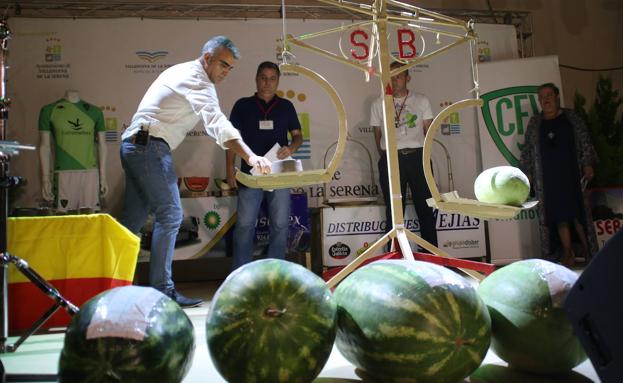 Imagen principal - Mucho público se dio cita para ver el concurso, amenizado por la actuación de Miguel Carrasco. 
