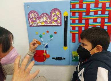Imagen secundaria 1 - Usuarios utilizan los sitintos materiales que tiene la sala multisensorial en Villanueva.