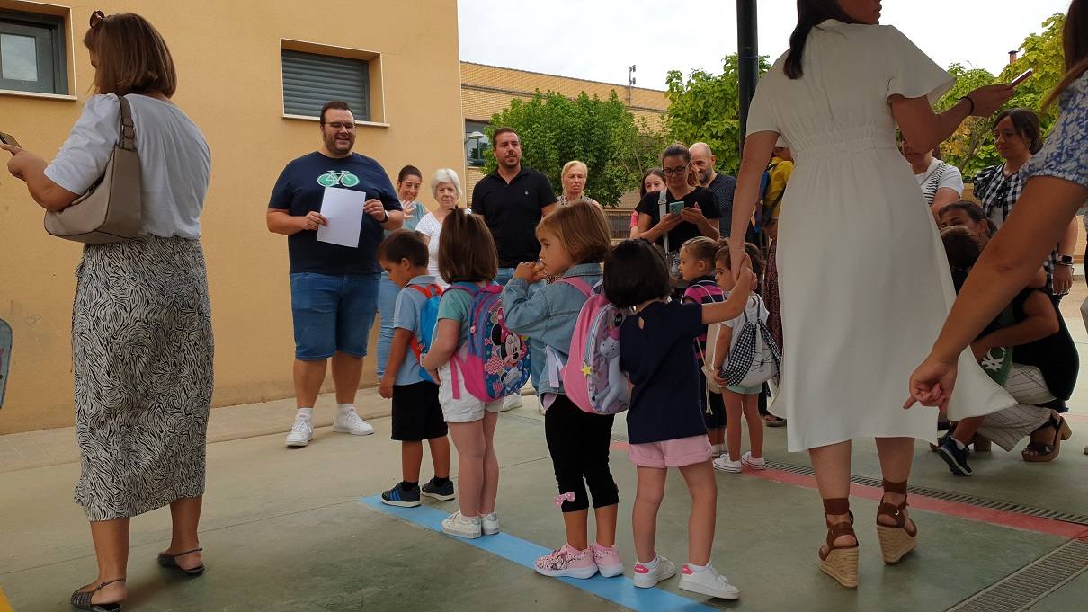 Entrada al colegio en el primer día de clase en Villanueva de la Serena. 