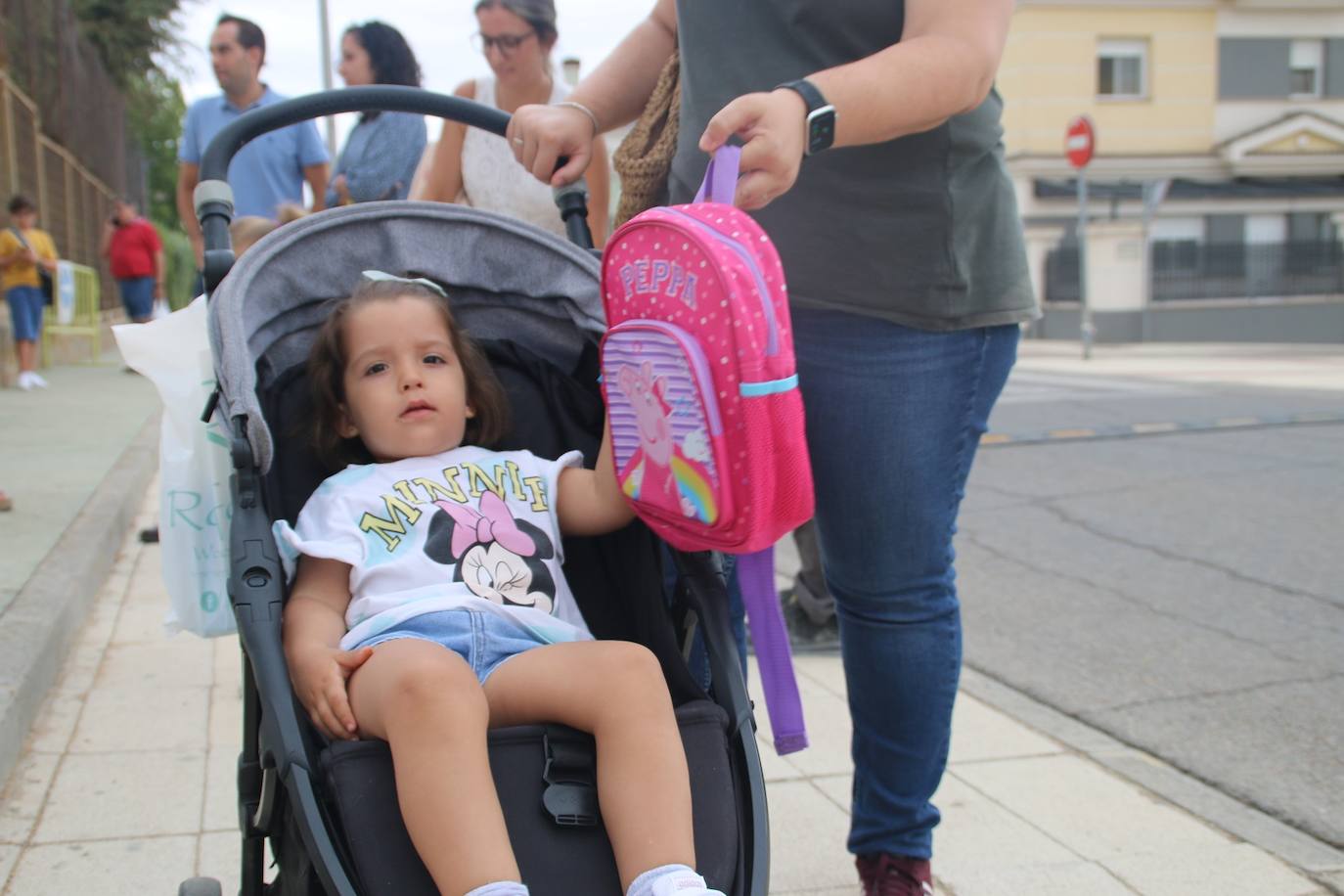 Entrada al colegio en el primer día de clase en Villanueva de la Serena. 