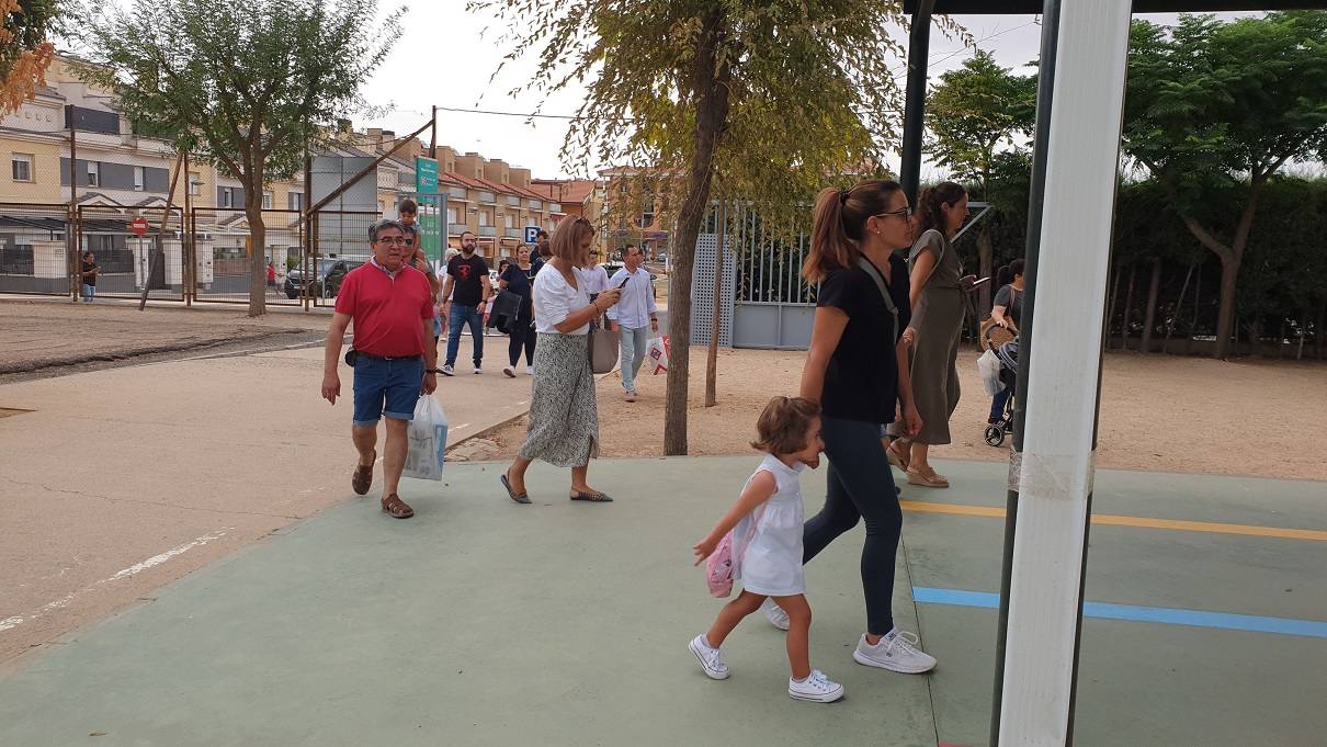 Entrada al colegio en el primer día de clase en Villanueva de la Serena. 