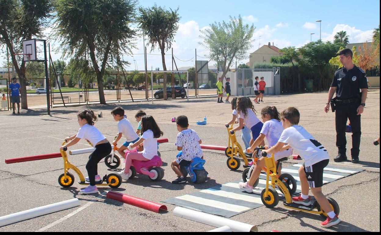 Los escolares del CEIP Miguel de Cervantes aprenden educación vial. 