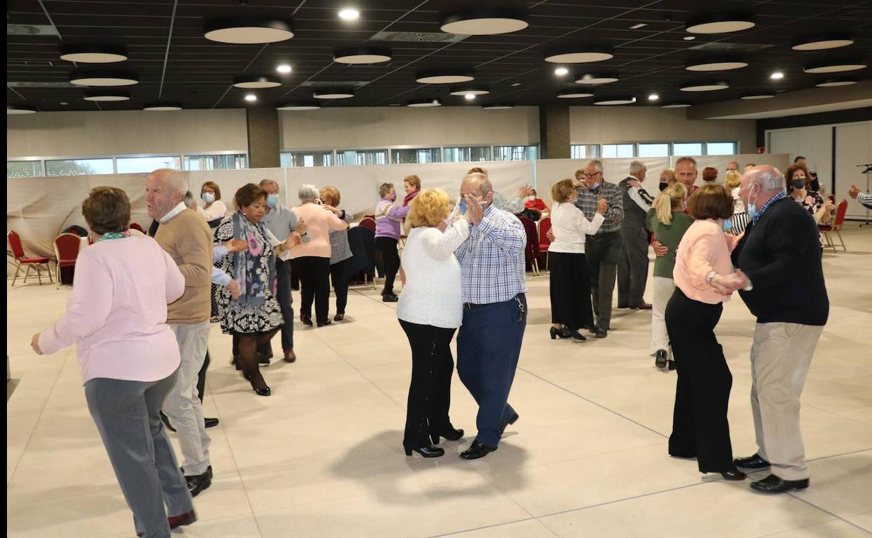 Un grupo de mayores disfrutan del baile. 