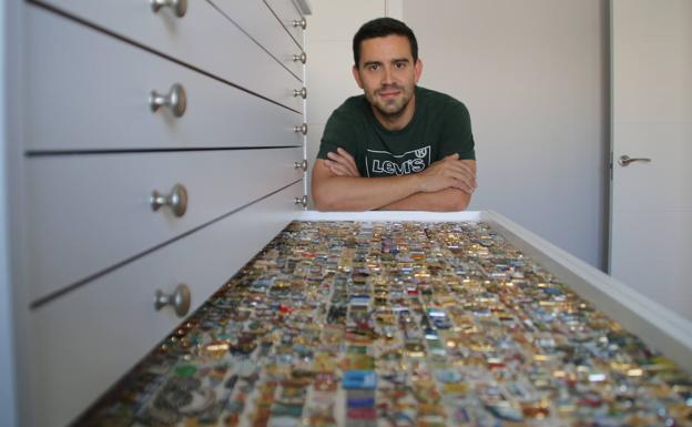 Todos los pines están clasificados en una gran cajonera. 