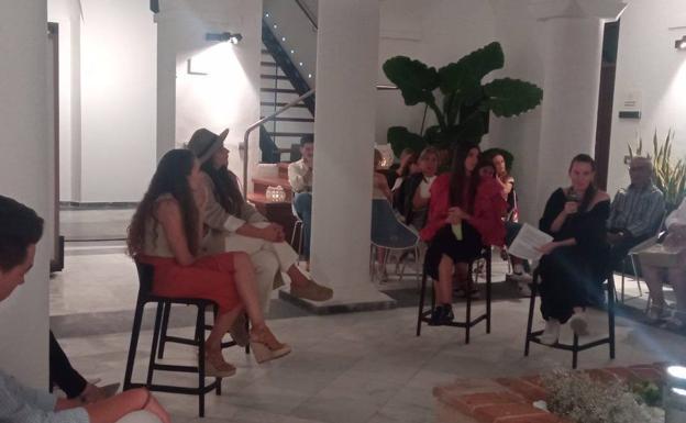 Imagen principal - Cuatro diseñadoras muestran sus propuestas de moda sostenible en el centro museístico Charo Acero