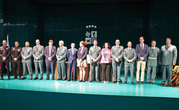 Imagen principal - Entrega de condecoraciones y menciones honoríficas. 