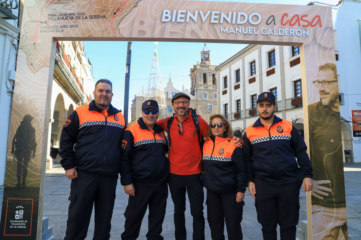 Familiares, amigos y allegados quisieron acompañar a Manuel Calderón en su regreso a Villanueva. 