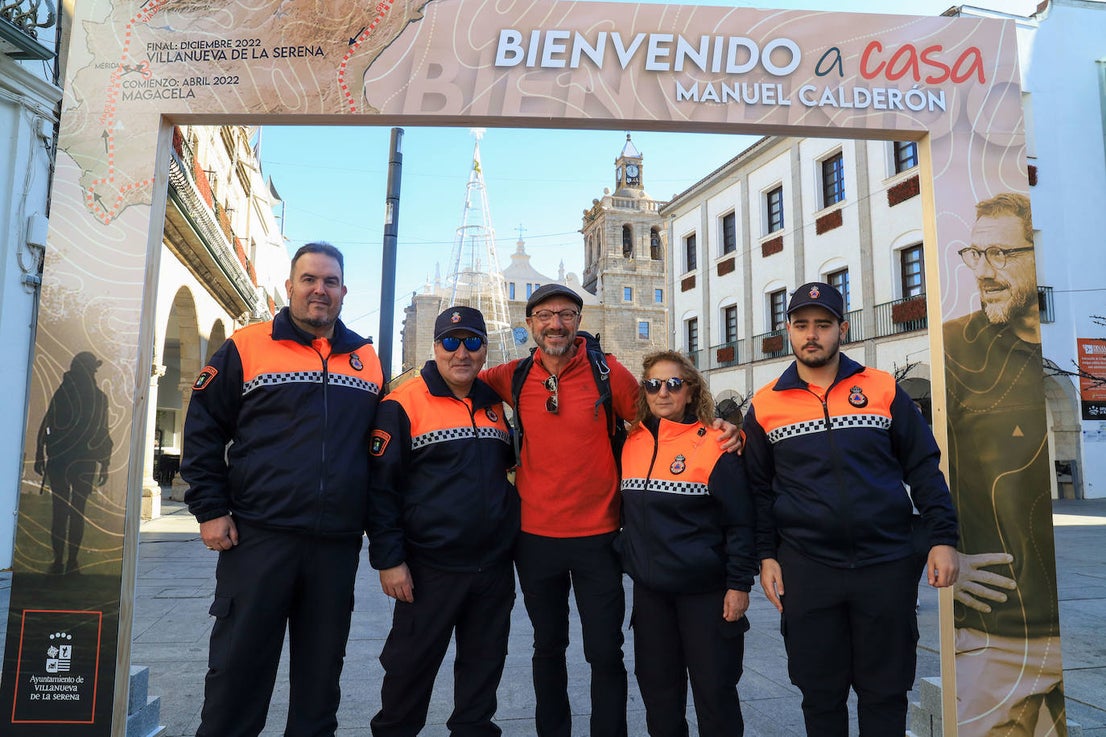 Familiares, amigos y allegados quisieron acompañar a Manuel Calderón en su regreso a Villanueva. 
