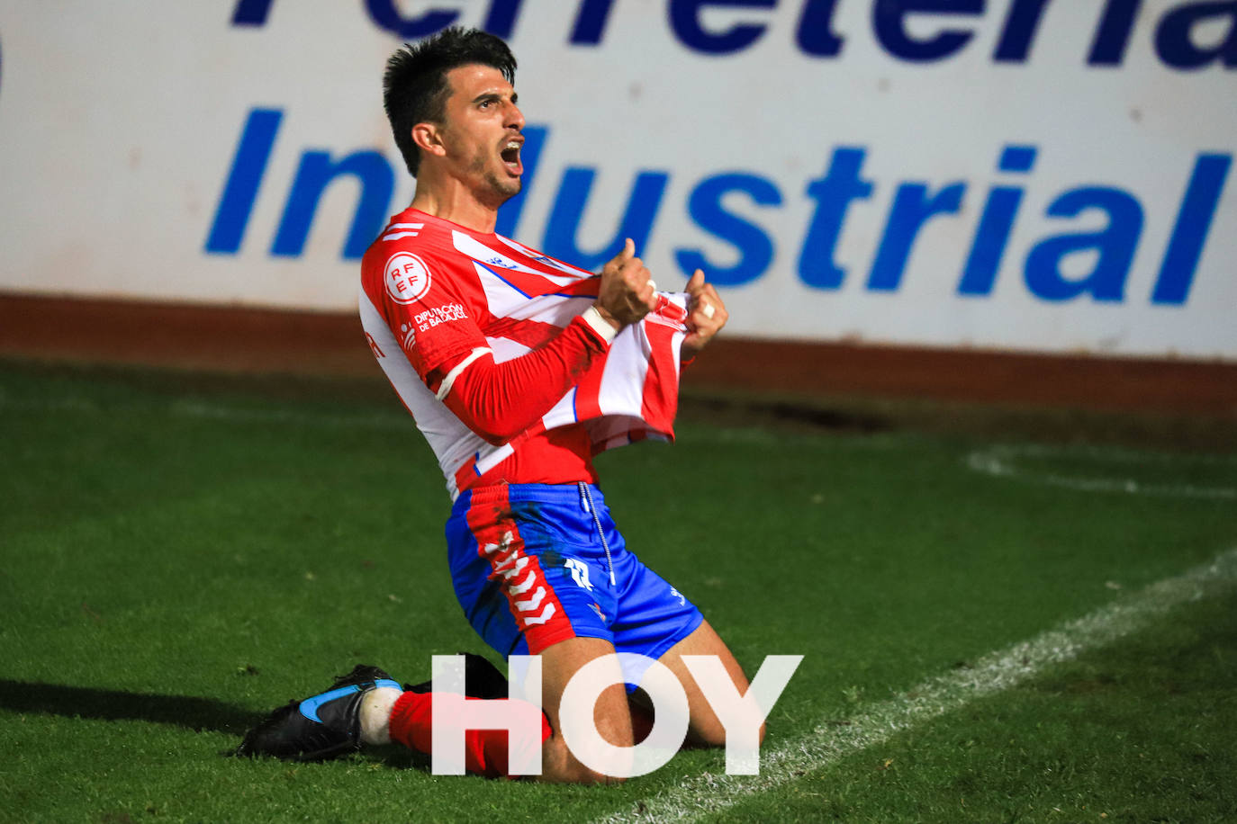 El Don Benito se llevó el derbi con un solitario gol de Pablo Rodríguez. 