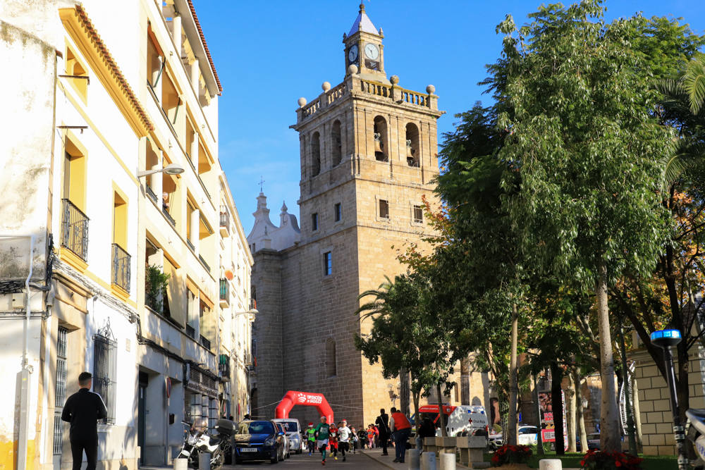 Pequeños y mayores han disfrutado de la Carrera de Navidad de Villanueva. 