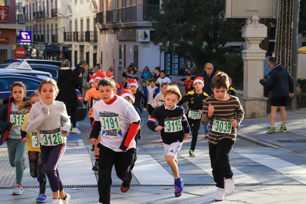 Pequeños y mayores han disfrutado de la Carrera de Navidad de Villanueva. 