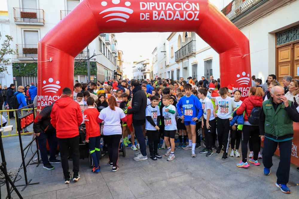 Pequeños y mayores han disfrutado de la Carrera de Navidad de Villanueva. 