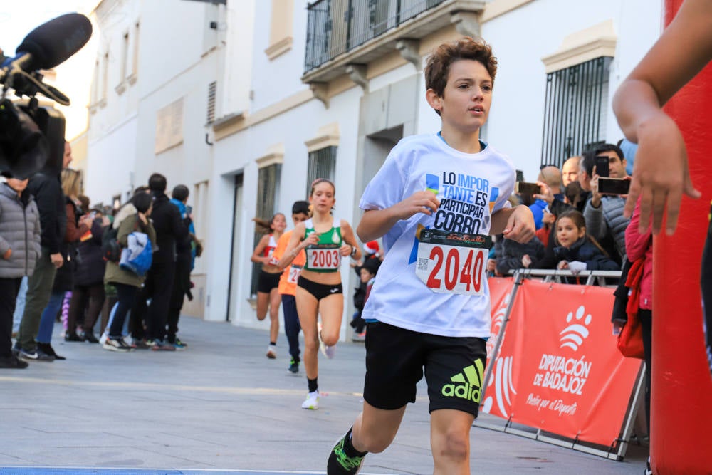 Pequeños y mayores han disfrutado de la Carrera de Navidad de Villanueva. 