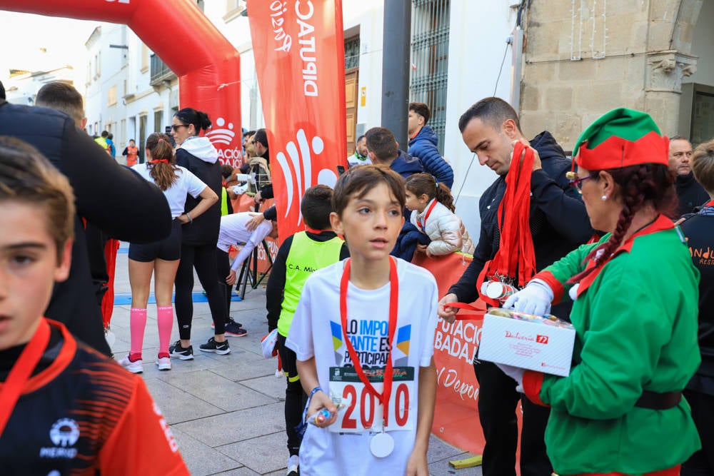 Pequeños y mayores han disfrutado de la Carrera de Navidad de Villanueva. 