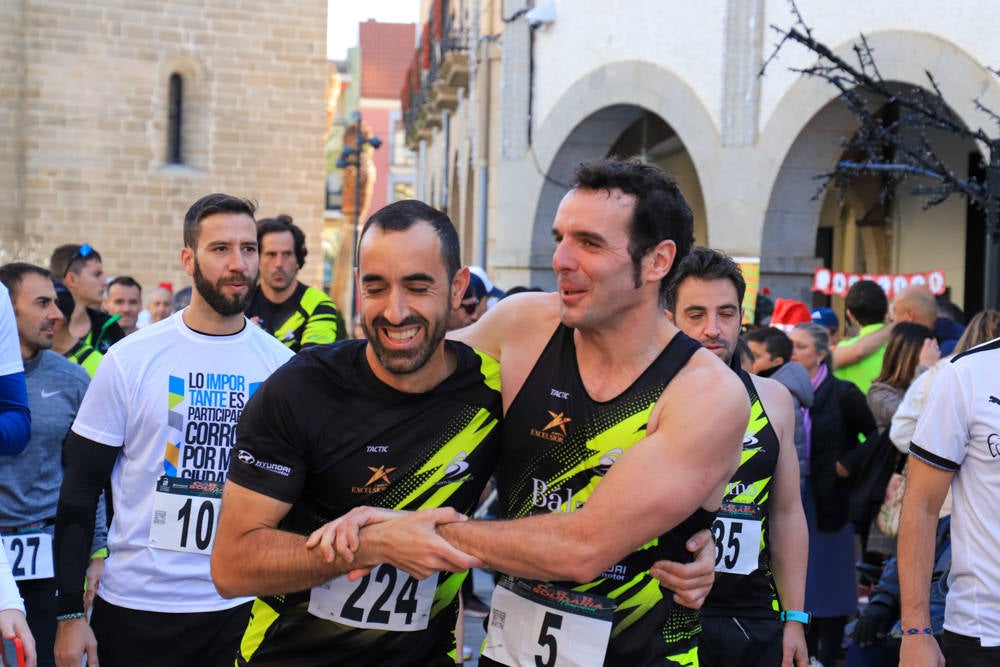 Pequeños y mayores han disfrutado de la Carrera de Navidad de Villanueva. 