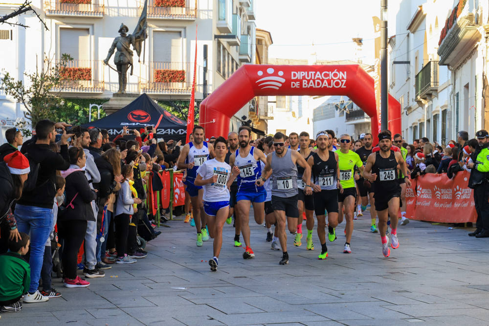 Pequeños y mayores han disfrutado de la Carrera de Navidad de Villanueva. 